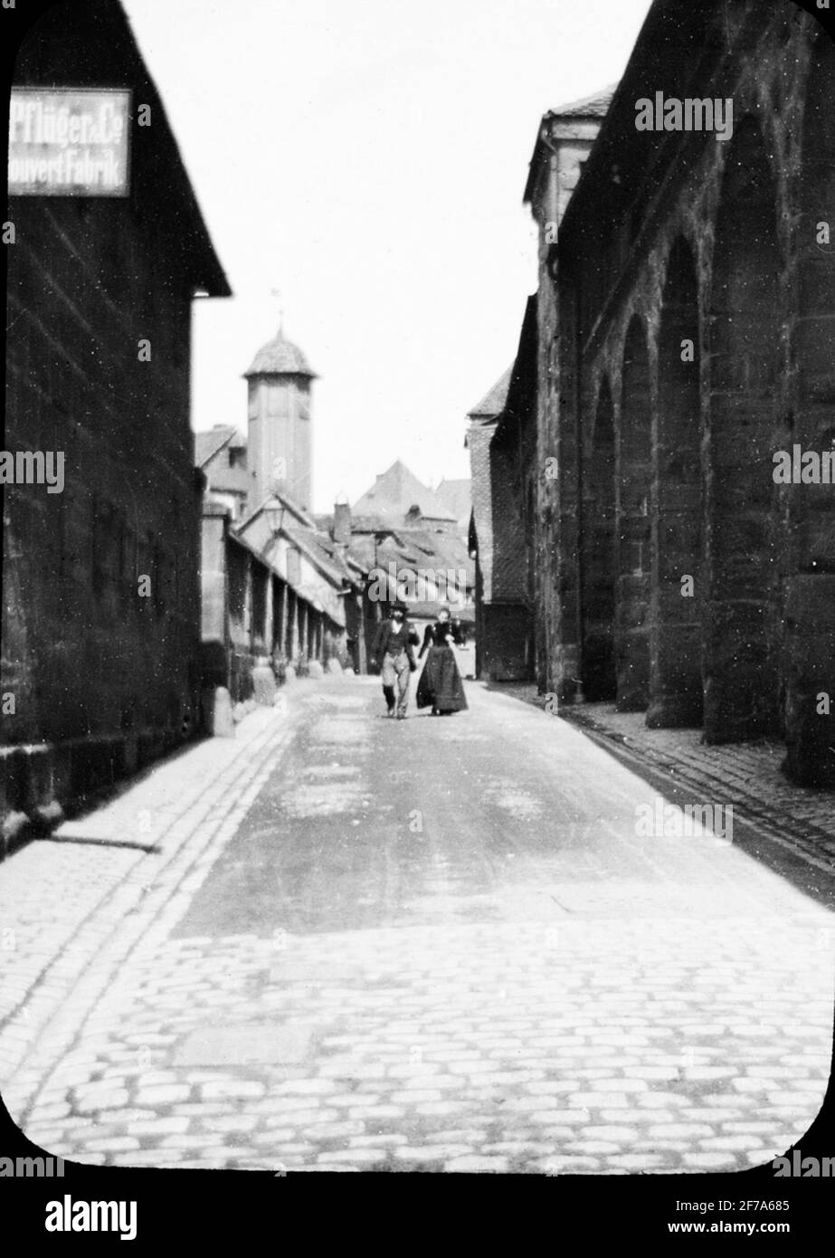 Icona Skiopty con motivi di uomo e donna sulla strada a Norimberga, accanto alla vecchia casa.l'immagine è stata conservata in cartone etichettato: Norimberga 1901. V. Foto Stock