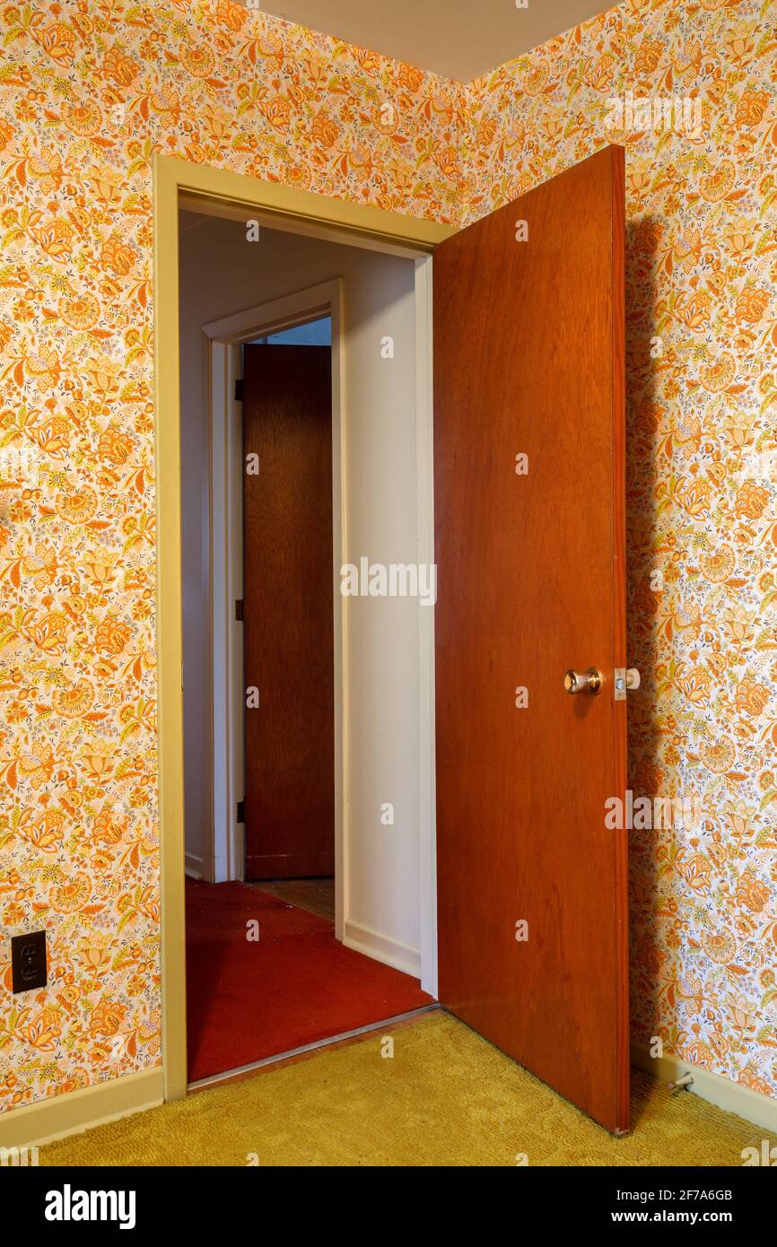 Sfondo arancione retro e vani porta. Foto Stock