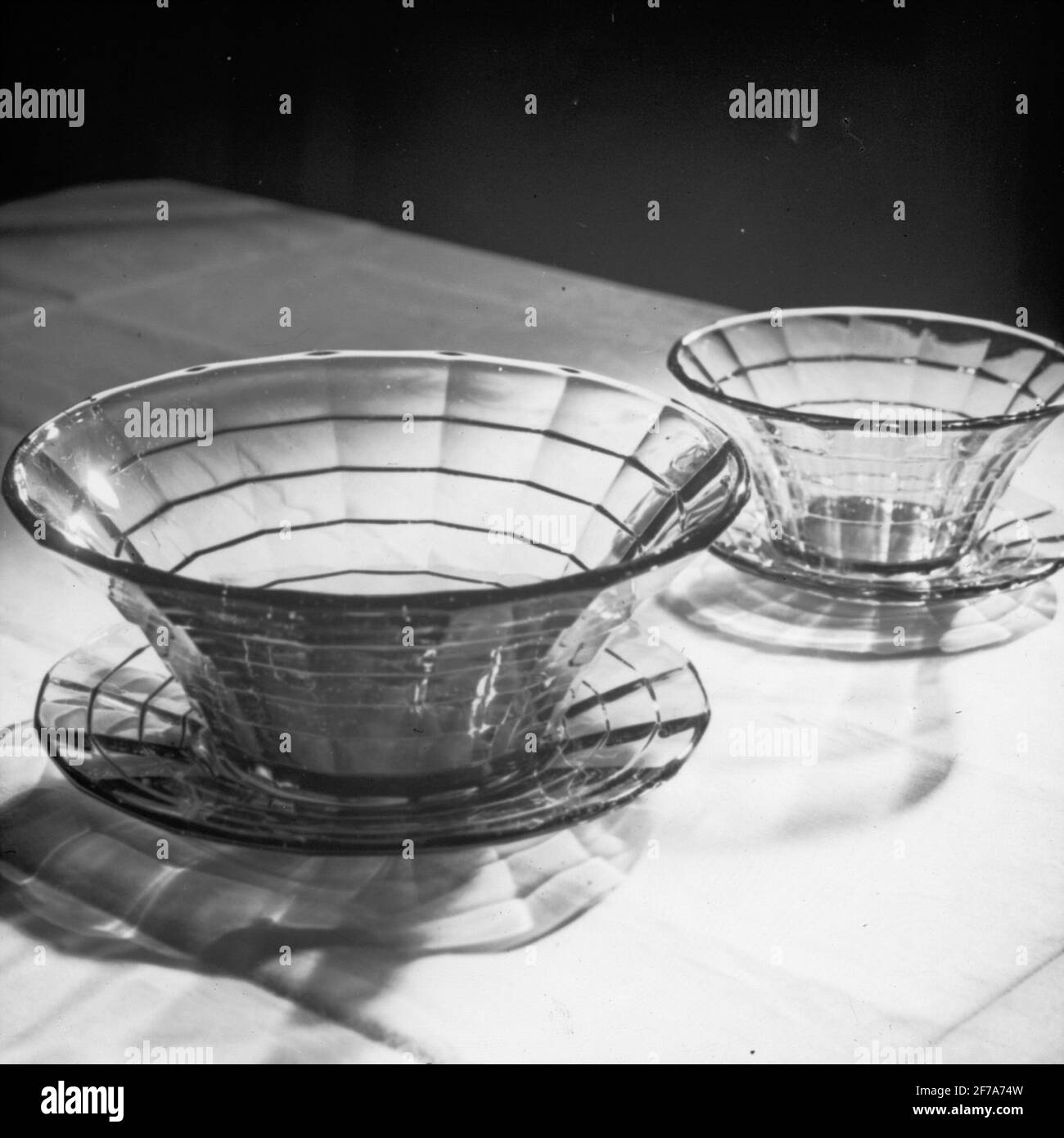 Immagine del vetro, della sua produzione e storia, con motivi di vetro finito, processo di fabbricazione e artigianato. Foto Stock