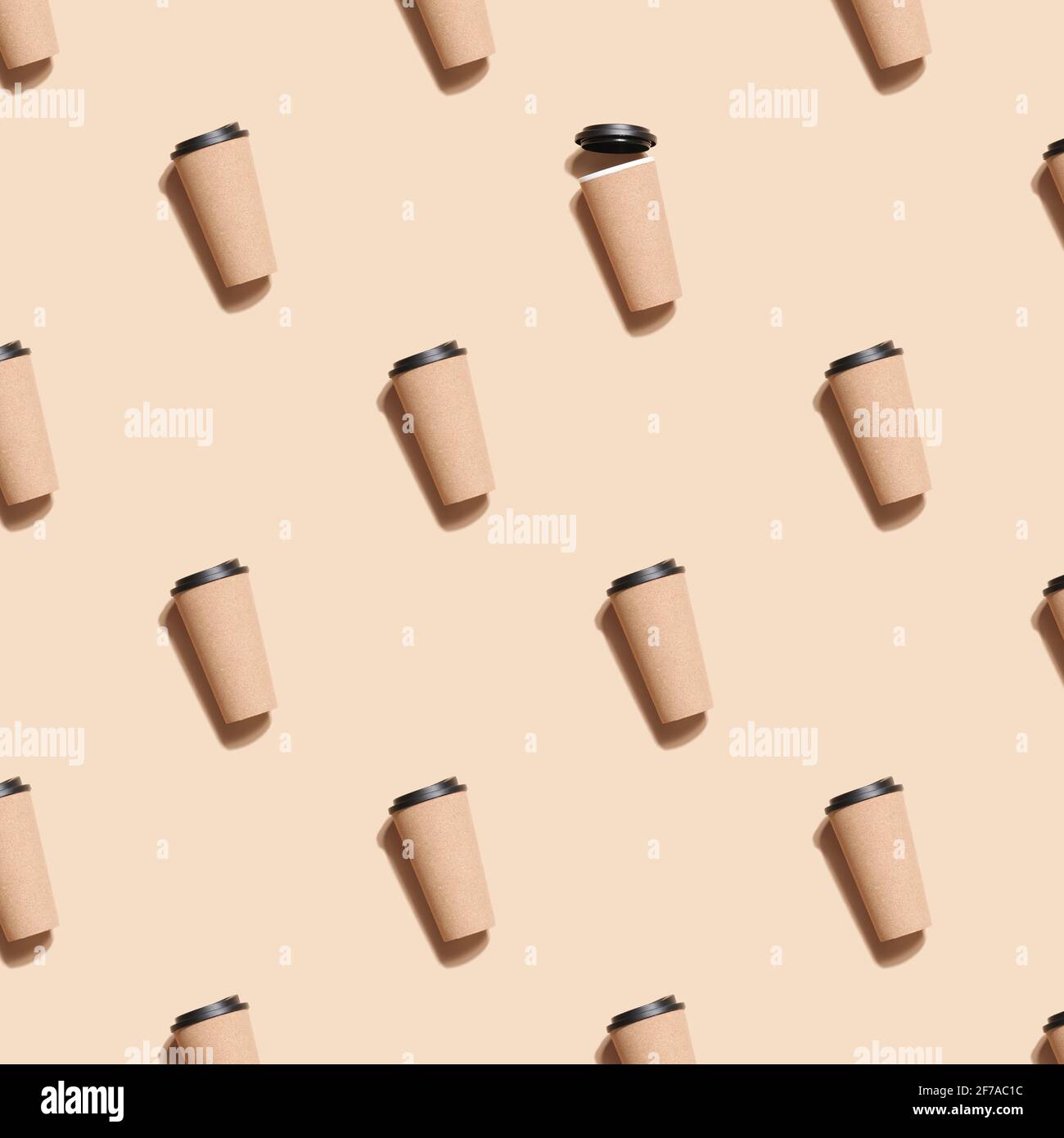 caffè ecologico riutilizzabile o tazza da tè su sfondo beige. Stile di vita sostenibile. Eco-friendly e zero rifiuti Concept.Flat lay mock up. Foto Stock