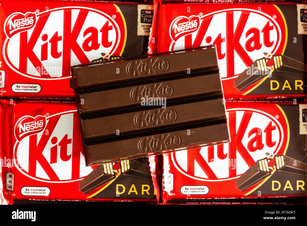 3 aprile 2021, Wuhan Cina: KitKat dark una wafer bar di cioccolato vista in primo piano aperto sullo sfondo Kit Kat nella loro confezione Foto Stock