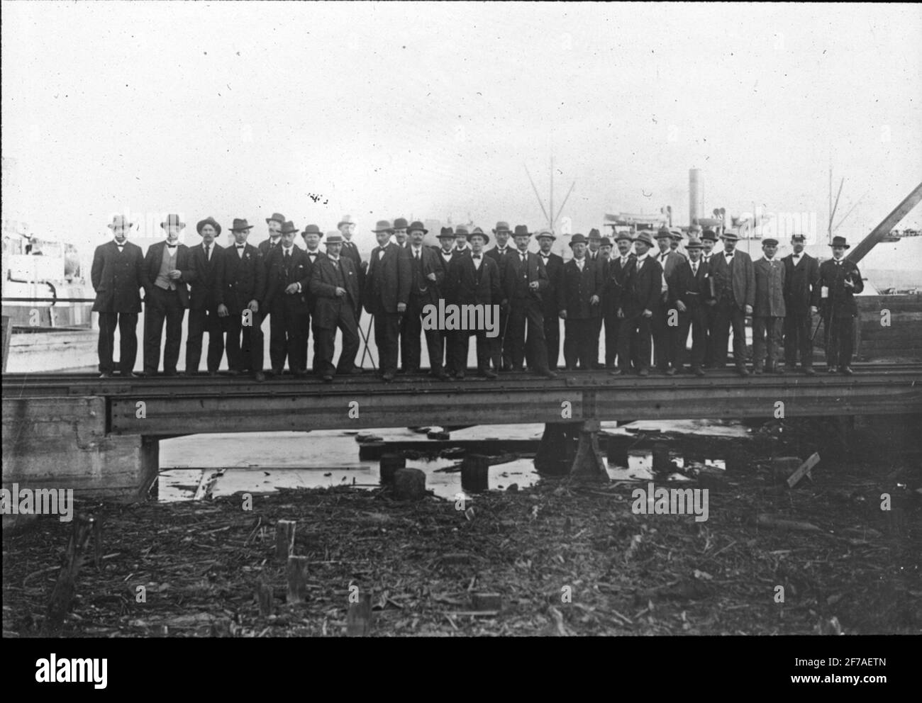 Immagine che mostra un'attività ristretta. Gruppo di uomini, in piedi su più piccolo ponte ferroviario, smithes nel 1918. Foto Stock