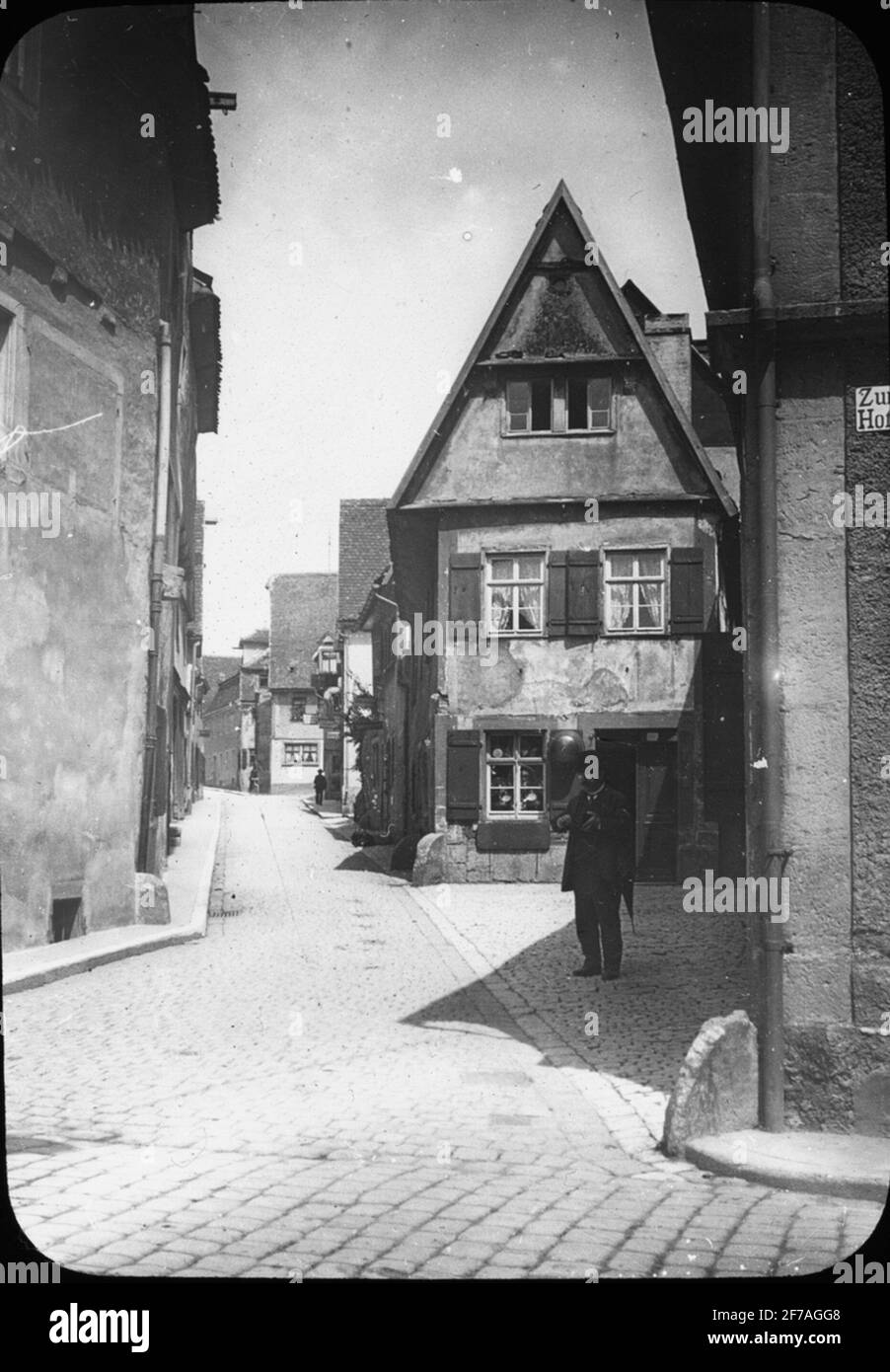 Icona Skiopty con motivi di uomo sulla strada / vicolo a Rothenburg.l'immagine è stata conservata in cartone contrassegnato: Spring Travel 1910. Rothenburg XXIX. Foto Stock