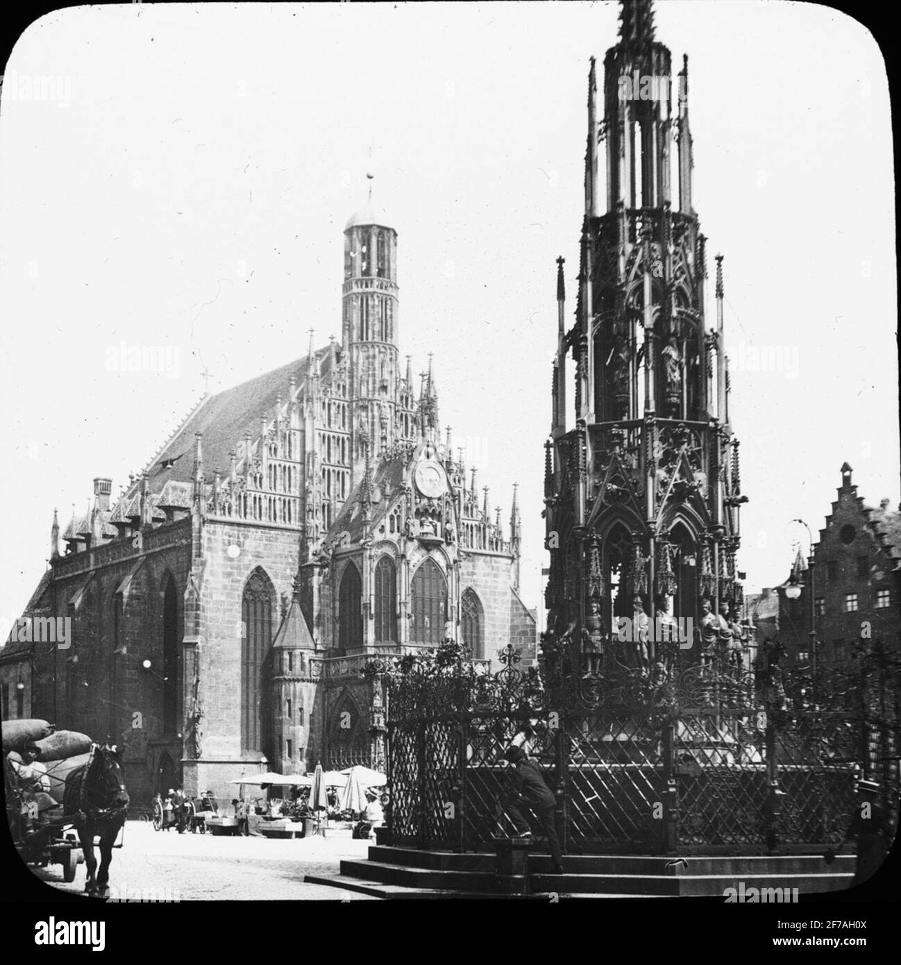 Icona di SkiopT con motivi di Schöner Brunnen su Hauptmarkt a Frauenkirche, Norimberga. L'immagine è stata conservata in cartone contrassegnato: Spring Travel 1910 Norimberga 9. XV Foto Stock
