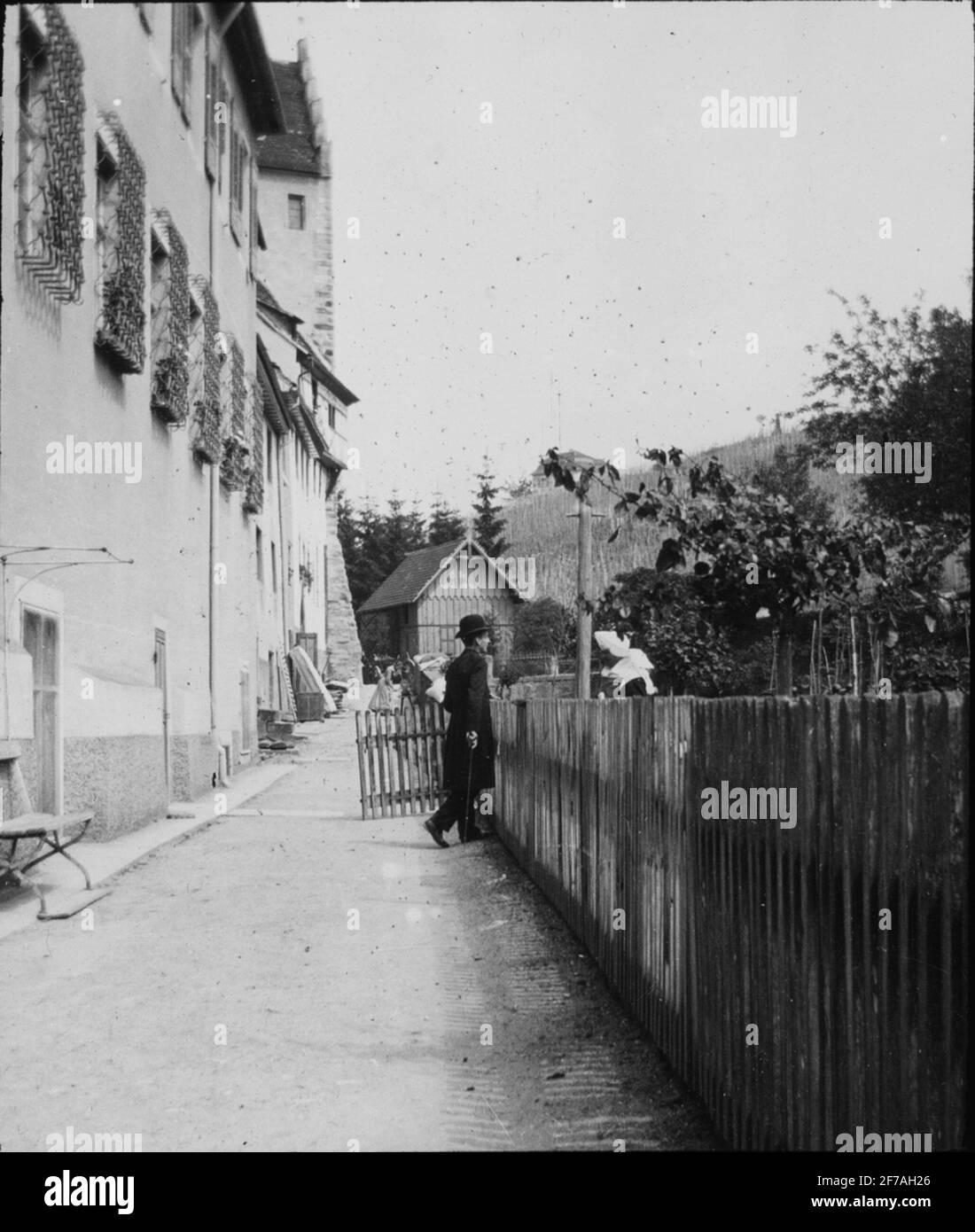 Immagine icona SkiopT con motivi di uomo e donna da recinto in raccolti nella città di Meersburg am Bodensee.l'immagine è stata memorizzata in cartone contrassegnato: Il viaggio 1906. Meersburg 4. Sciaffusa 4. Foto Stock