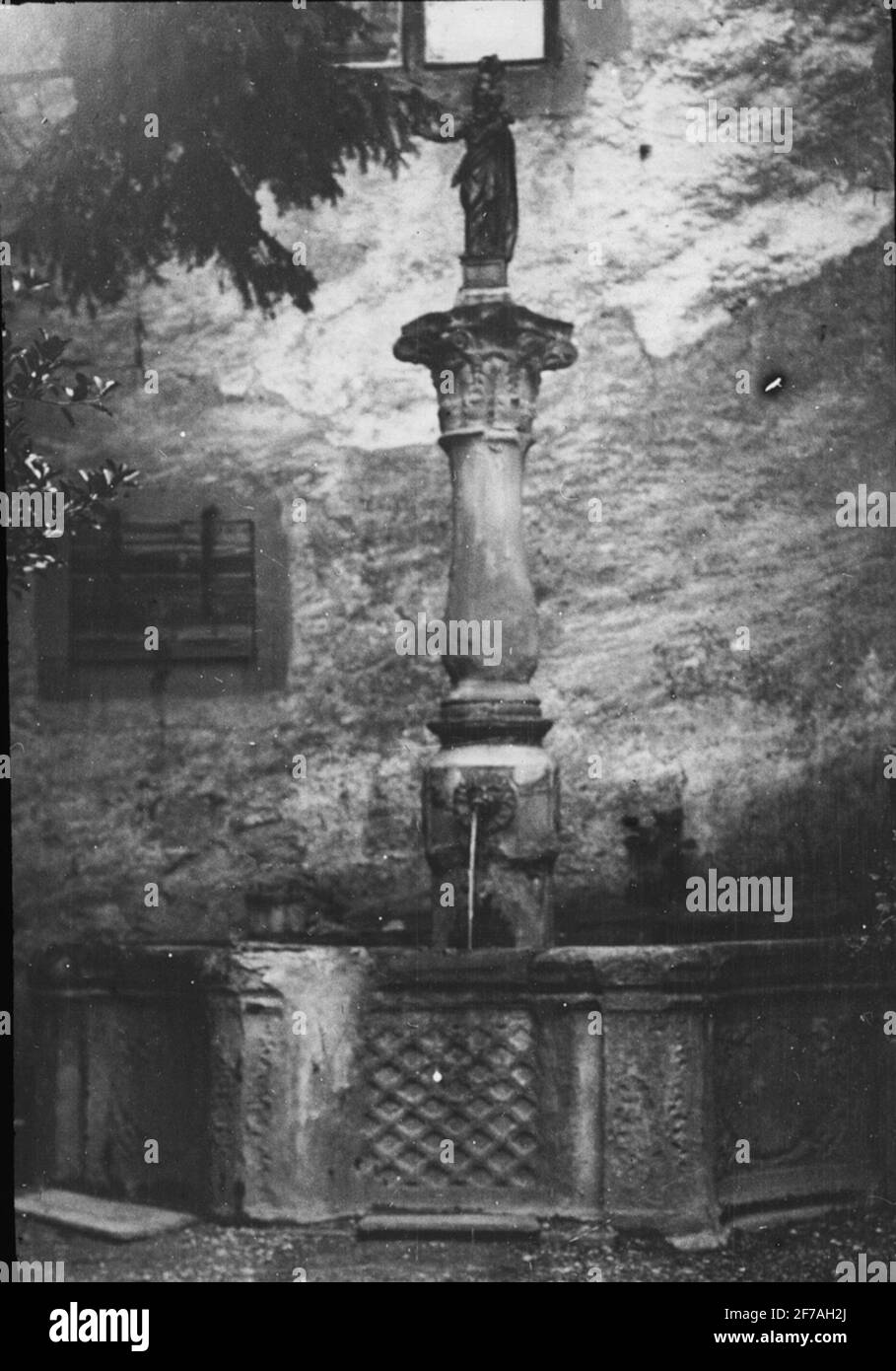 Icona SkiopT con motivi di fontana a Meersburg am Bodensee.l'immagine è stata memorizzata in cartone etichettato: The Journey 1906. Meersburg 4. Sciaffusa 4. Foto Stock