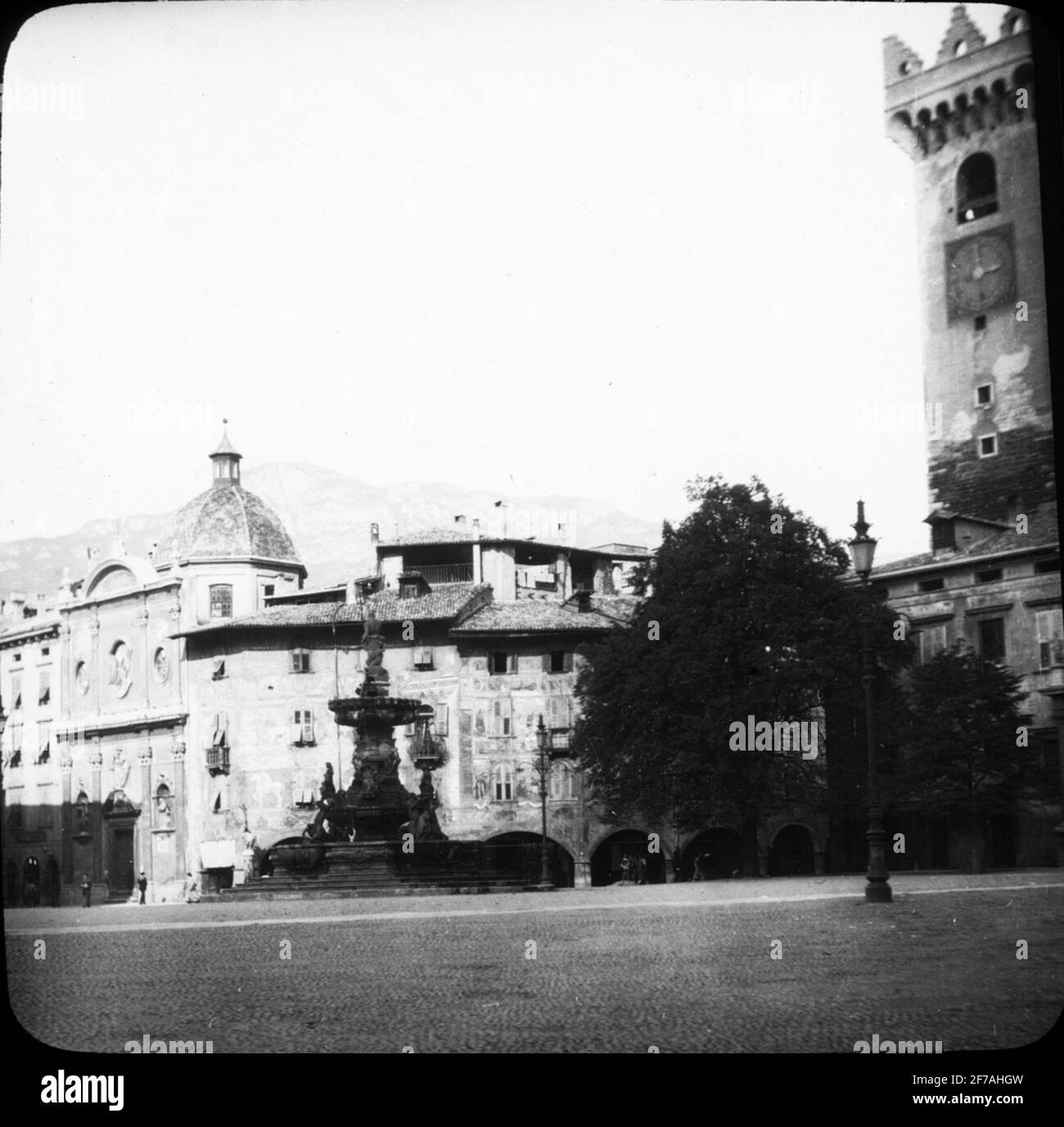 Icona SkiopT con motivi di Nettuno bene nel trient.The immagine è stato memorizzato in cartone etichettato: Il viaggio 1909. Trient 7. N: 20. Testo sull'immagine: 'Piazza Grande. PAL. Pretorio'. Foto Stock