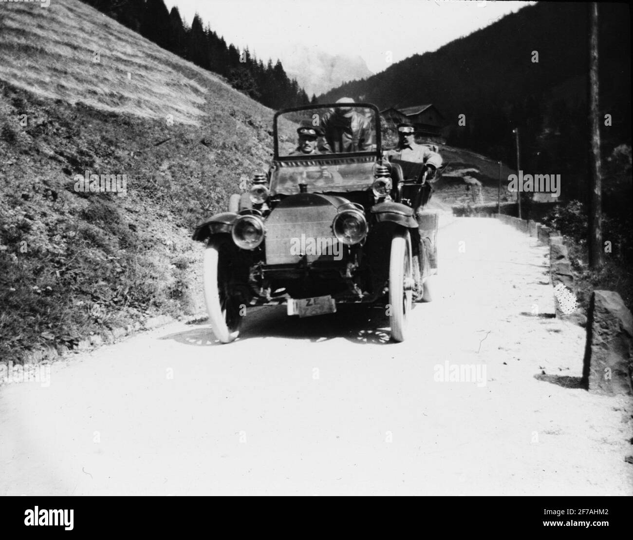 Immagine Skioptic con motivi della ditta Sigurd Curman in auto su strada di campagna in Germania o Alto Adige, Italia. L'immagine è stata conservata in cartone etichettato: Höstesan 1904. Pordoi 8. Bolzano 6. N: 17. Foto Stock