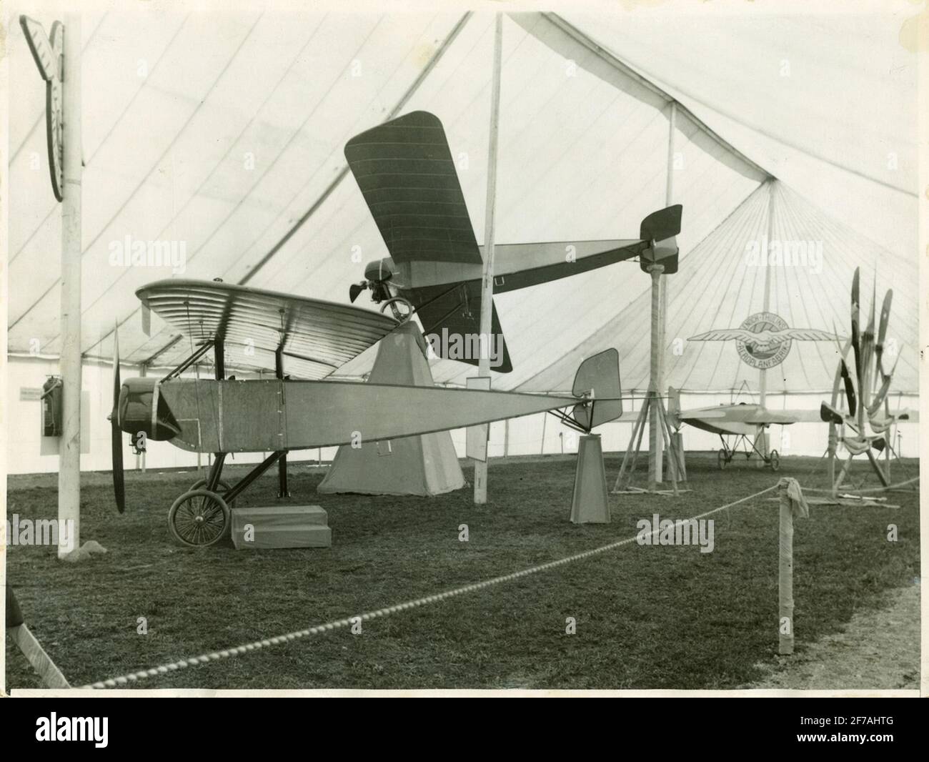La mostra della Società aeronautica svedese nel maggio 1915 presso lo Stable Master Gården di Stoccolma. Monoplano di fabbrica Thulin di tipo Morane-Saulnier, costruito su licenza francese. In primo piano un Thulin-Plan tipo D (Morane Saulnier Parasol), con il primo motore a rotazione ad aria da 80, poi da 90 cv. Il pianeta aveva un'ala sovrastante. Velocità massima circa 115 km / h. Dietro, rialzato, due Thulin Monoplan tipo B (Morane-Saulnier) con la prima 60, più tardi 90 HKR Motor le Rhône. Foto Stock