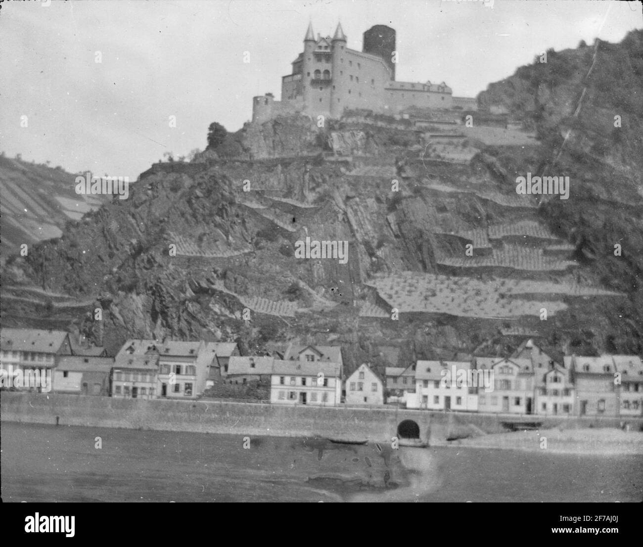 Icona Skiopter con motivi EV vista di San Goar con il castello Rheinfels in altezza. L'immagine è stata memorizzata in cartone etichettato: Il viaggio nel 1904. San Goar. Koblez. Foto Stock