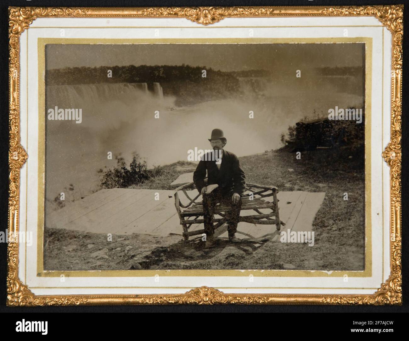 Fotografia su lastra di vetro di Helge Palmcrantz alle Cascate del Niagara. In una cornice di ottone. Fotografia incorniciata di Helge Palmcrantz alle Cascate del Niagara. Foto Stock