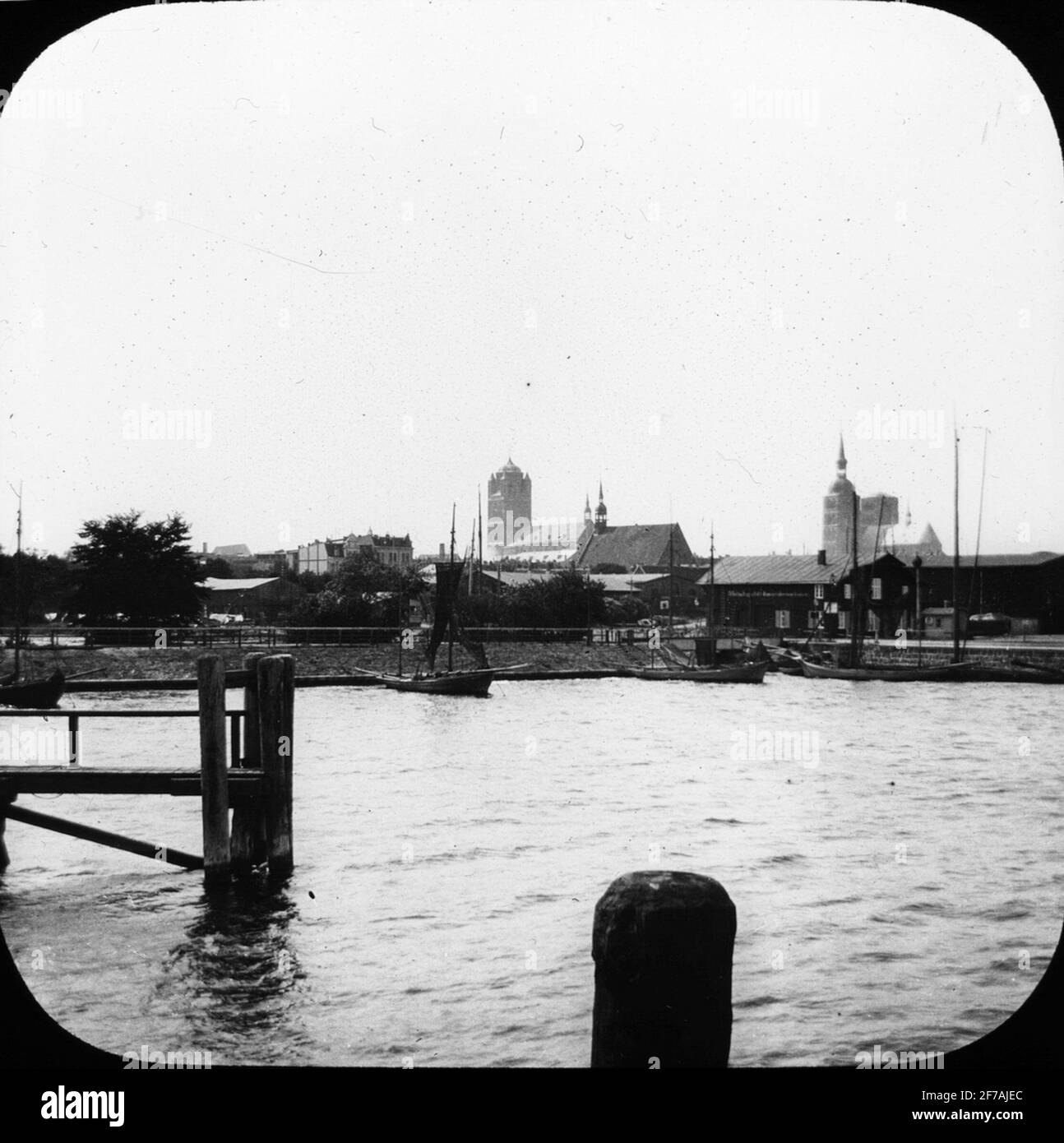 Immagine di Skiopticone con motivi del porto di Stralsund. Sullo sfondo, le chiese di San Nikolai Kirche e San Jakobi Kirche. L'immagine è stata memorizzata in cartone contrassegnato con: Spring Travel 1910. Rothenburg 4. Stralsund 2. Foto Stock