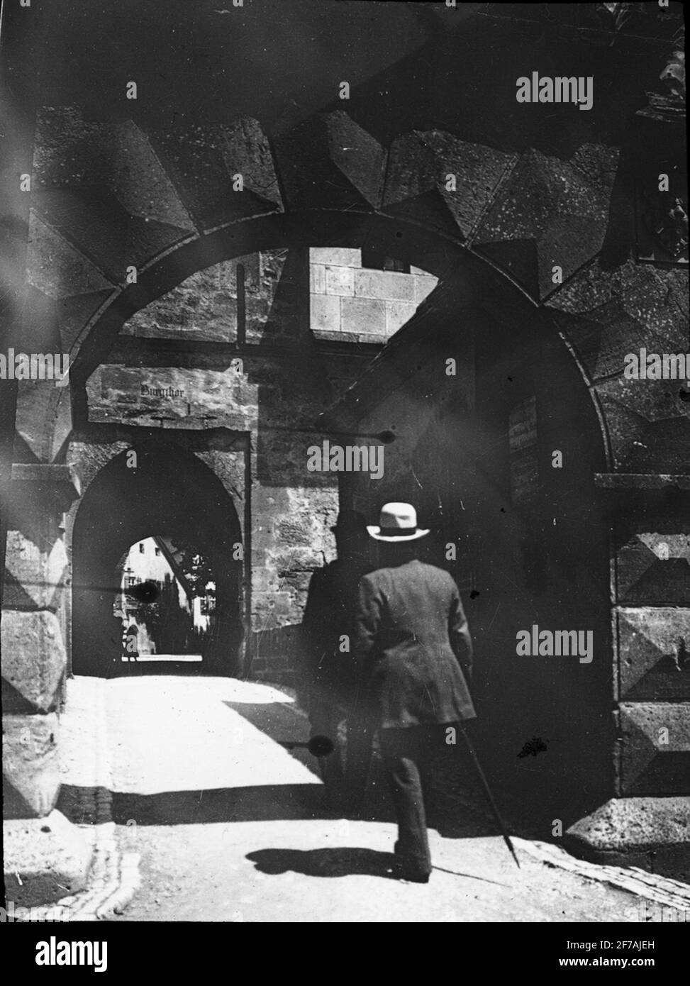 Immagine icona SkiopT con motivi da Stralsund, porta della città Burg Thor.l'immagine è stata memorizzata in cartone etichettato: Spring Travel 1910. Rothenburg 4. Stralsund 2. Testo sull'immagine: 'Burg Thor'. Foto Stock Immagine icona SkiopT con motivi da Stralsund, porta della città Burg Thor.l'immagine è stata memorizzata in cartone etichettato: Spring Travel 1910. Rothenburg 4. Stralsund 2. Testo sull'immagine: 'Burg Thor'. Foto Stock
