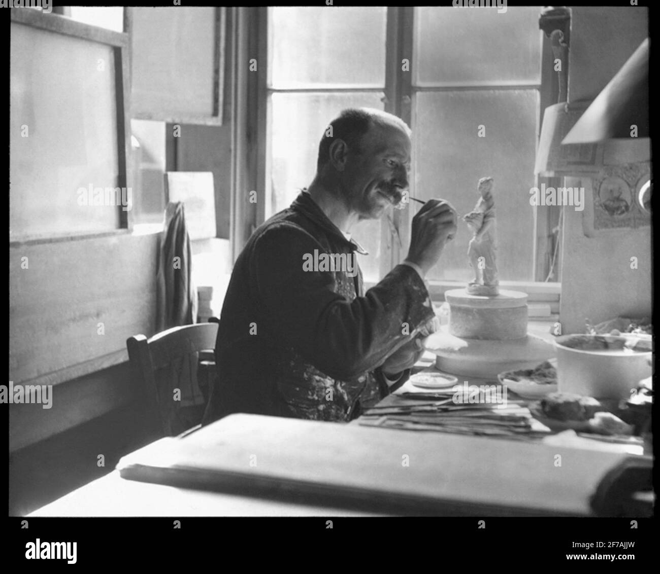 Immagine Skiopticon del Dipartimento di Fotografia del Royal Institute of Technology. Motifus raffigurante l'uomo in studio dipingendo una scultura. La foto è probabilmente scattata da John Hertzberg. Foto Stock