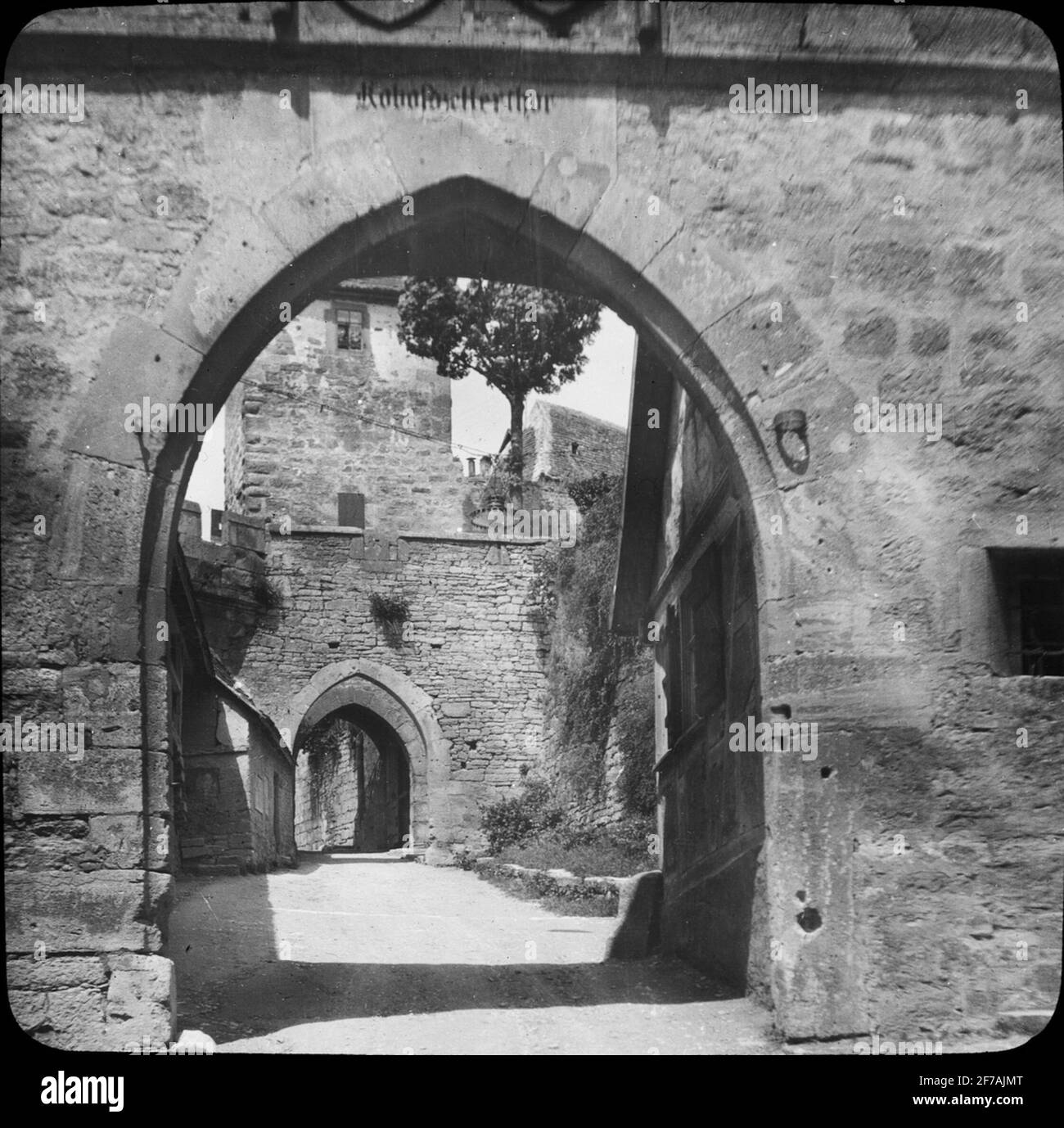 Immagine Skioppty con motivi di Cobalzeller Thor, Rothenburg.l'immagine è stata memorizzata in cartone etichettato: Spring Travel 1910. Rothenburg. XXVII. Testo sull'immagine: 'Cobalzeller Thor'. Foto Stock Immagine Skioppty con motivi di Cobalzeller Thor, Rothenburg.l'immagine è stata memorizzata in cartone etichettato: Spring Travel 1910. Rothenburg. XXVII. Testo sull'immagine: 'Cobalzeller Thor'. Foto Stock