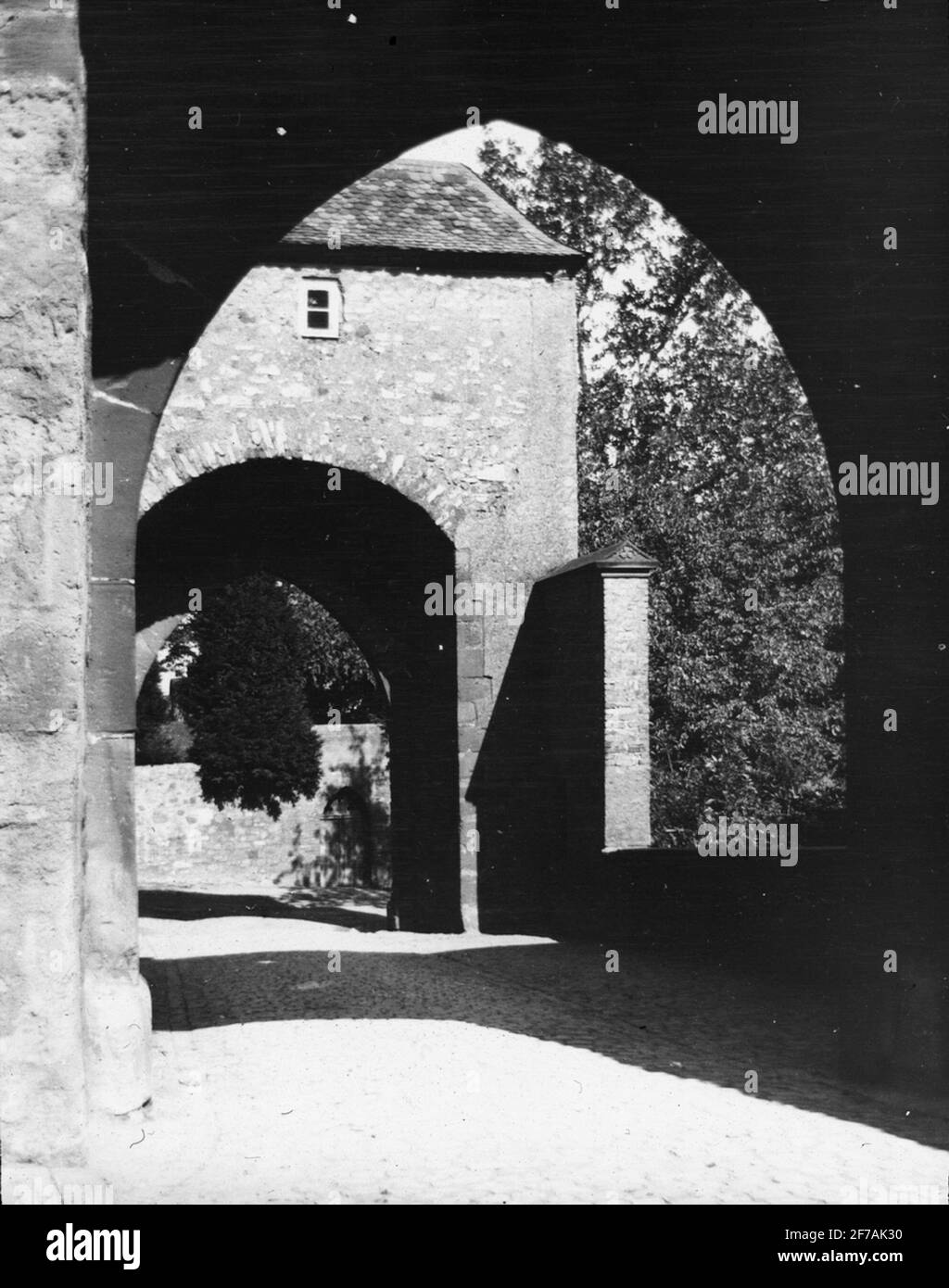 Immagine Skioppty con motivi del castello di Friedberg.l'immagine è stata memorizzata in cartone etichettato: Il viaggio 1908. Spessart 4. Friedberg 4. Testo sull'immagine: 'Die Burg'. Foto Stock Immagine Skioppty con motivi del castello di Friedberg.l'immagine è stata memorizzata in cartone etichettato: Il viaggio 1908. Spessart 4. Friedberg 4. Testo sull'immagine: 'Die Burg'. Foto Stock