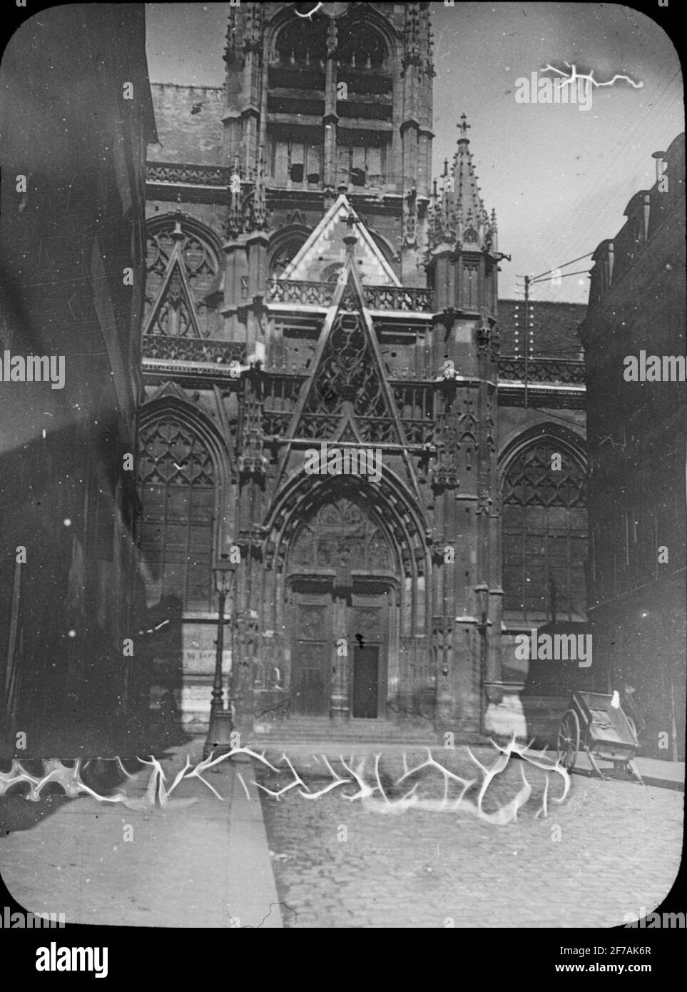 Immagine icona Skiopty con motivi di Cathédrale Saint-Pierre de lisieux.l'immagine è stata memorizzata in cartone etichettato: Il viaggio nel 1908. Rouen 3. Lisiaux 5. VIII. Testo sull'immagine: 'St. Pierre'. Foto Stock