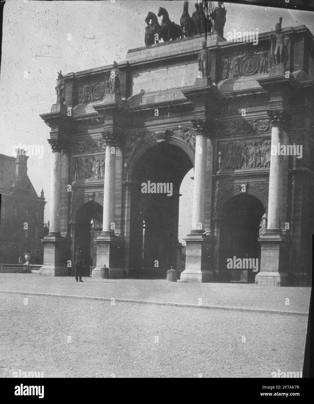 Immagine dell'icona SkiopT con motivi dell'arco vicino al Louvre, Arc de Triomphe Du Carrousel, Paris. L'immagine è stata memorizzata in cartone con il marchio: Höstesan 1907. Bordeaux 2. Parigi 5. No: 21. Testo sull'immagine: 'Ave de TrioMPL. Place du carrousel'. Foto Stock