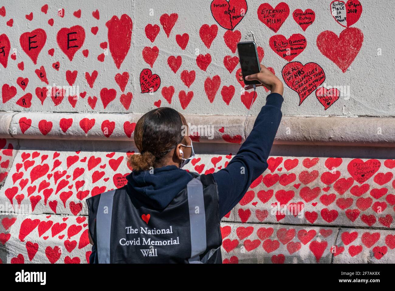 Coronavirus: National Covid Memorial Wall of Hearts, Westminster, Londra, Regno Unito. Foto Stock