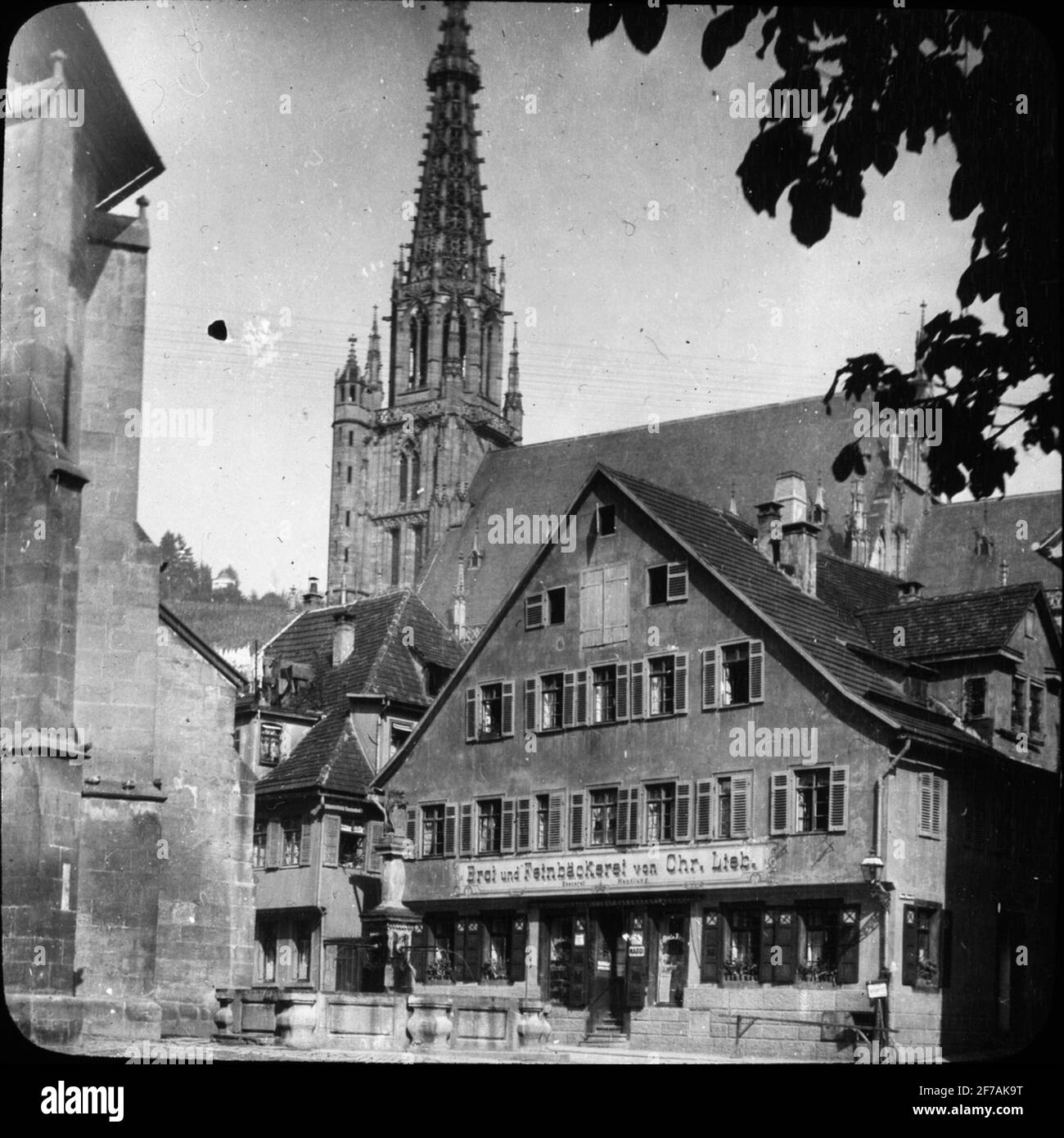 Immagine di Skioppikon con motivi di panetteria in reutling con l'Evangelische Kirche Reutlingen sullo sfondo. L'immagine è stata memorizzata in cartone contrassegnato: Il viaggio nel 1906. Reutlingen 2. La strada per Tübingen 4. Foto Stock