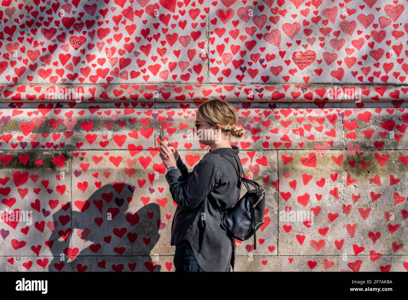 Coronavirus: National Covid Memorial Wall of Hearts, Westminster, Londra, Regno Unito. Foto Stock