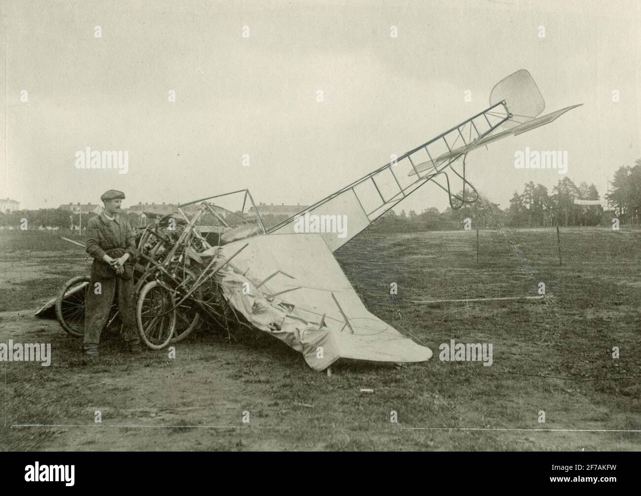Il destino della macchina Labor-Piquèr dopo L'ultimo volo DI TORD Steam a Uppsala domenica 11 agosto 1910. Il caso ha avuto luogo da 25á 30 metri di altezza. Pubblicato in Hvar 8 giorni. Foto Stock