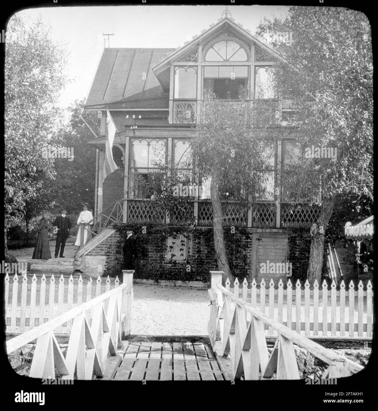 Immagine Skiopticon del Dipartimento di Fotografia del Royal Institute of Technology. Motifus raffigurante una villa. La foto è probabilmente scattata da John Hertzberg durante un viaggio in Svezia. Nota: (L'immagine è un negativo ortocromatico, il che significa che il flag del flag è scuro). Foto Stock