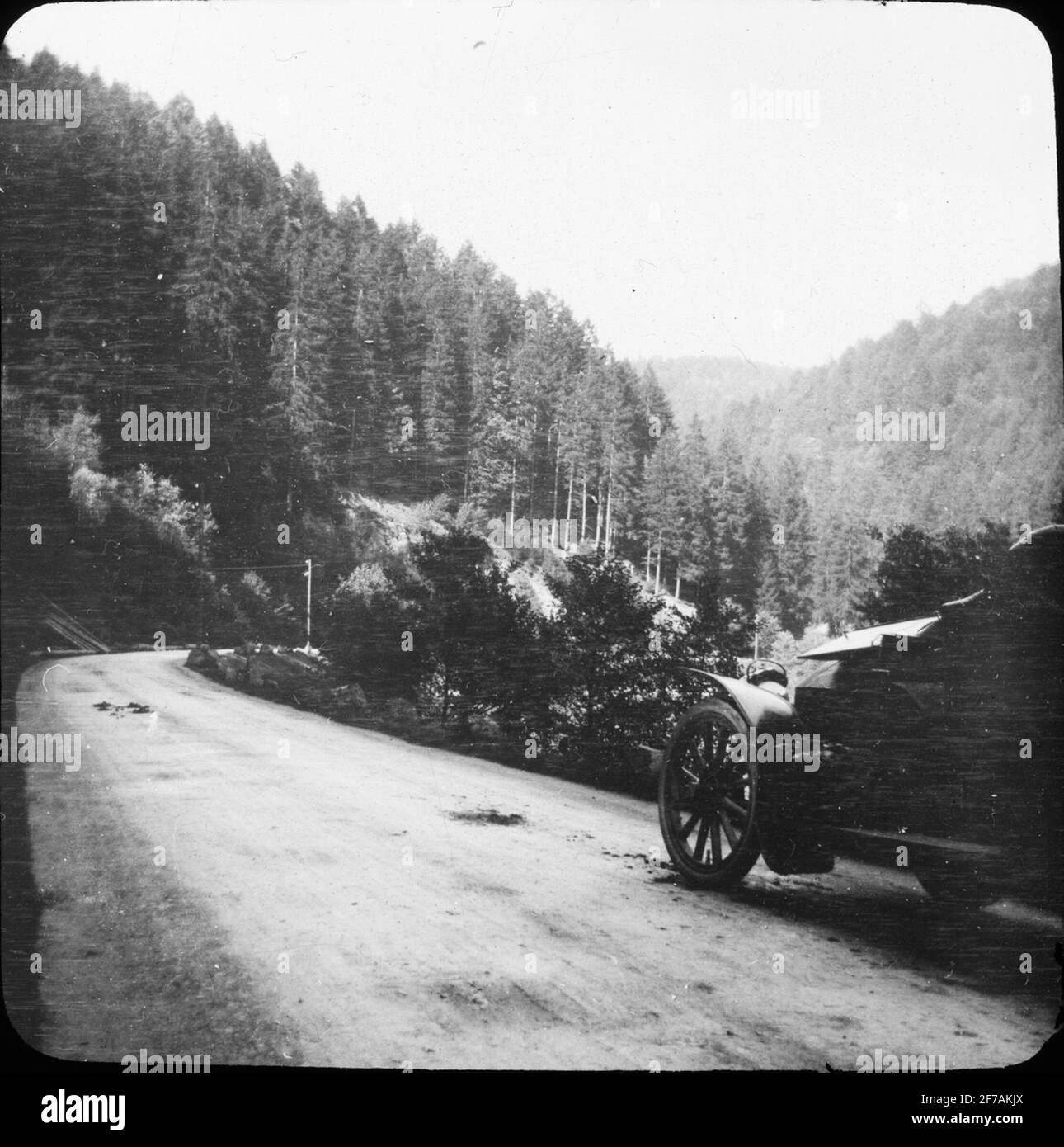 Immagine icona Skiopty con motivi di guida lungo la strada di campagna nella zona di montagna Schwartzwald.l'immagine è stata memorizzata in cartone etichettato: Il viaggio 1908. Schwartzwald. Gersbach. Herrenalb 8. Foto Stock