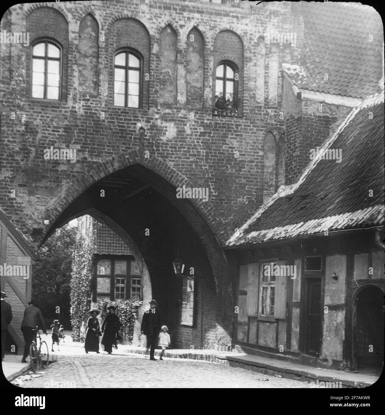 Immagine icona Skiopty con motivi dall'interno del centro della città Küter-Tor in Stralsund.l'immagine è stata memorizzata in cartone etichettato: Il viaggio nel 1912. Stralsund. 9. Testo sull'immagine: 'Refrigeratori. Interno'. Foto Stock
