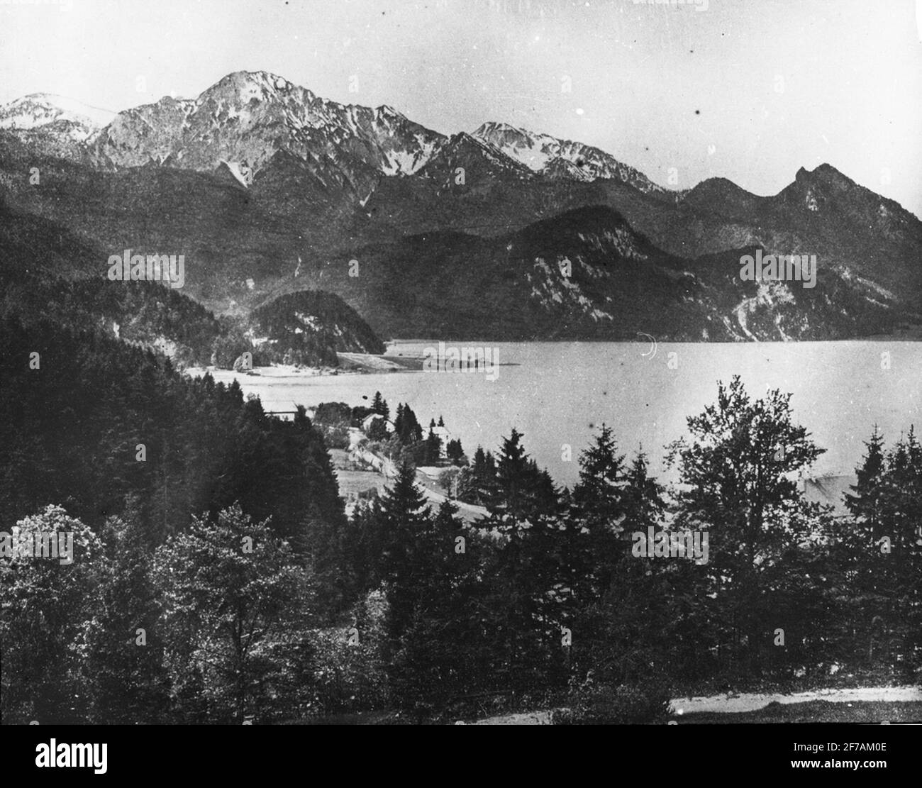 Icona di SkiopT con motivi della montagna Herzogstand vicino al lago di Walchensee (Walchen), vicino a Müchen.l'immagine è stata memorizzata in cartone etichettato: Höstesan 1909.Köningssee 3. Monaco 1. Innsbruck 3. No: 13. Testo sull'immagine: 'Kochelsee mit herzogstand '. Foto Stock Icona di SkiopT con motivi della montagna Herzogstand vicino al lago di Walchensee (Walchen), vicino a Müchen.l'immagine è stata memorizzata in cartone etichettato: Höstesan 1909.Köningssee 3. Monaco 1. Innsbruck 3. No: 13. Testo sull'immagine: 'Kochelsee mit herzogstand '. Foto Stock