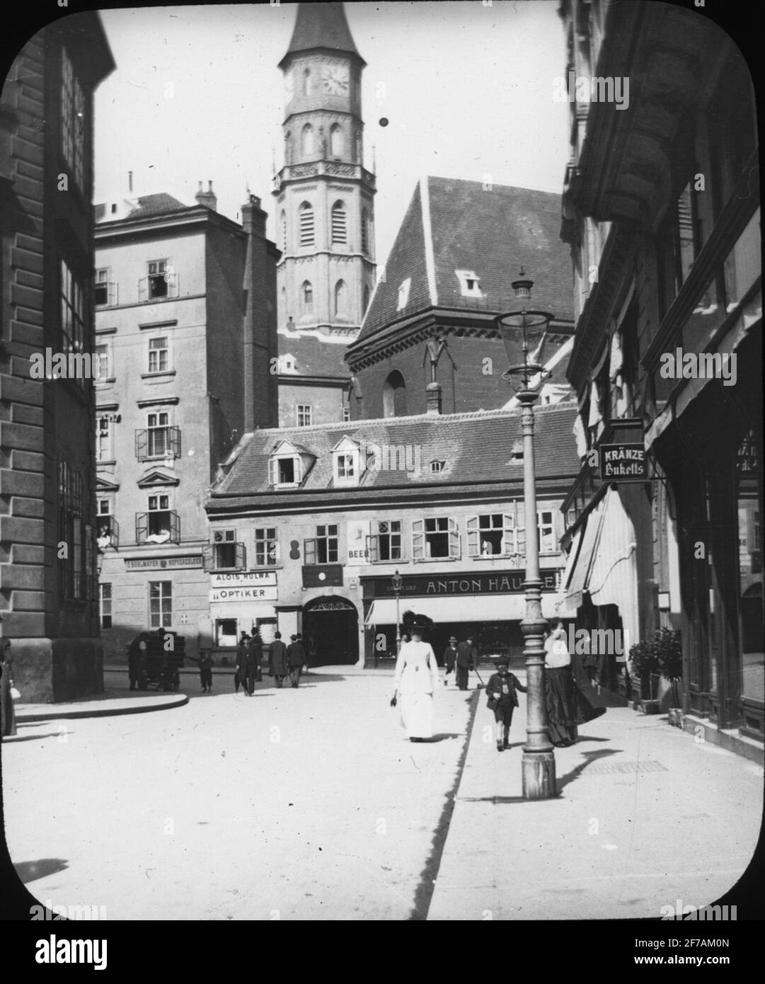 Immagine icona SkiopT con motivi da strada a Vienna con Michaeler Kirche sullo sfondo. L'immagine è stata memorizzata in cartone con etichetta: Höstesan 1909. Vienna 7. No: 7. Testo sull'immagine: 'Die Michaeler Kirche'. Foto Stock