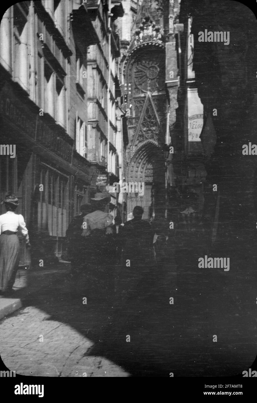 Icona Skiopty con motivi della Cattedrale Cour des Libraires a Rouen.l'immagine è stata conservata in cartone etichettato: Il viaggio 1908. Rouen 7. V. testo sull'immagine: 'La Cathédral'. Foto Stock Icona Skiopty con motivi della Cattedrale Cour des Libraires a Rouen.l'immagine è stata conservata in cartone etichettato: Il viaggio 1908. Rouen 7. V. testo sull'immagine: 'La Cathédral'. Foto Stock