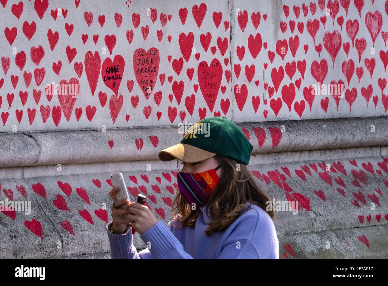 Coronavirus: National Covid Memorial Wall of Hearts, Westminster, Londra, Regno Unito. Foto Stock