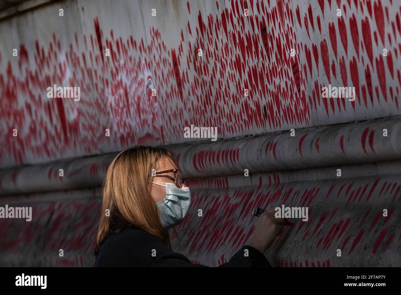 Coronavirus: National Covid Memorial Wall of Hearts, Westminster, Londra, Regno Unito. Foto Stock