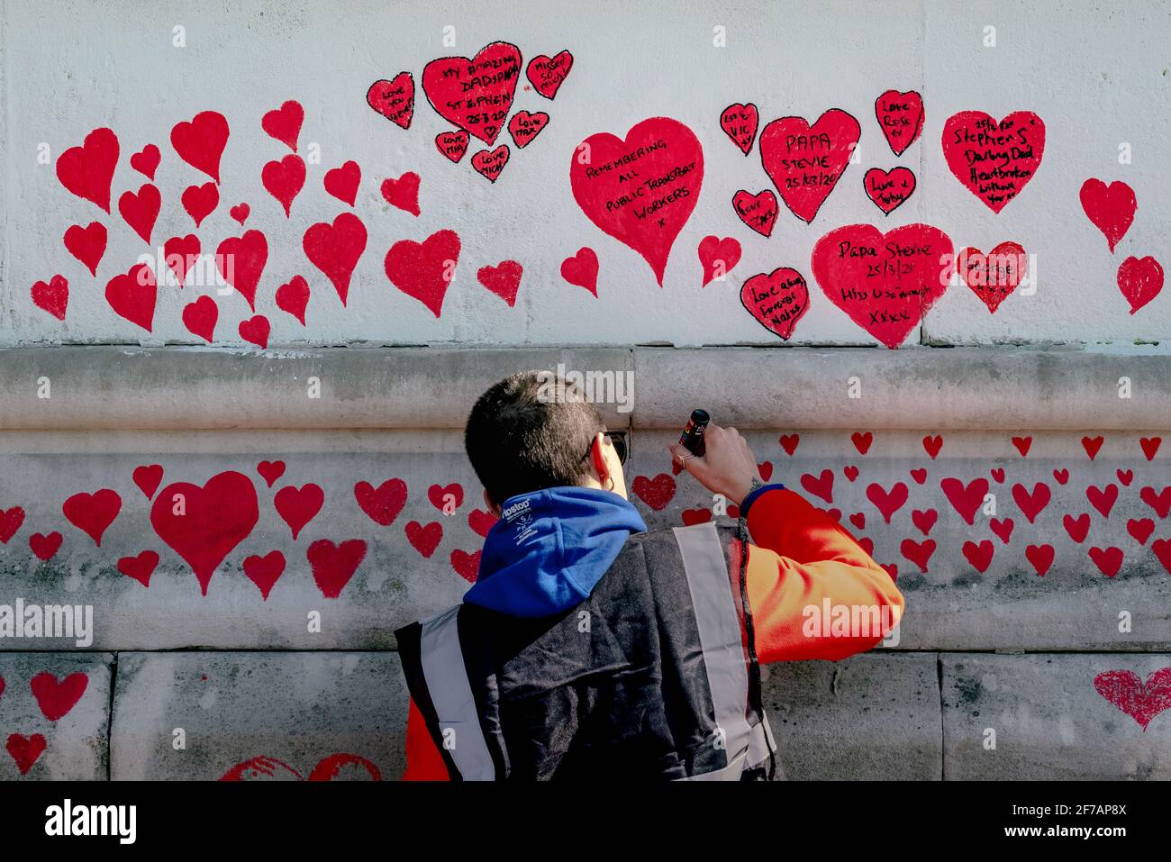 Coronavirus: National Covid Memorial Wall of Hearts, Westminster, Londra, Regno Unito. Foto Stock