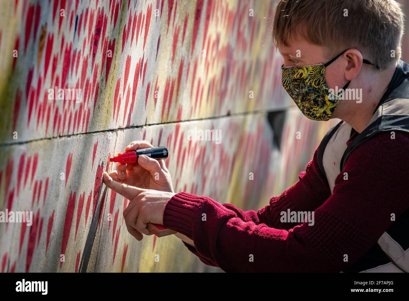 Coronavirus: National Covid Memorial Wall of Hearts, Westminster, Londra, Regno Unito. Foto Stock