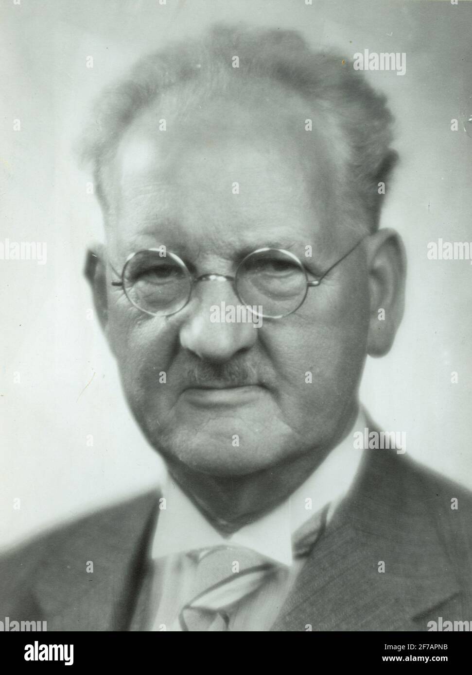 Ritratto di Edvin Bergström nel negozio generale di utensili antincendio, Stoccolma, 1944. Foto Stock