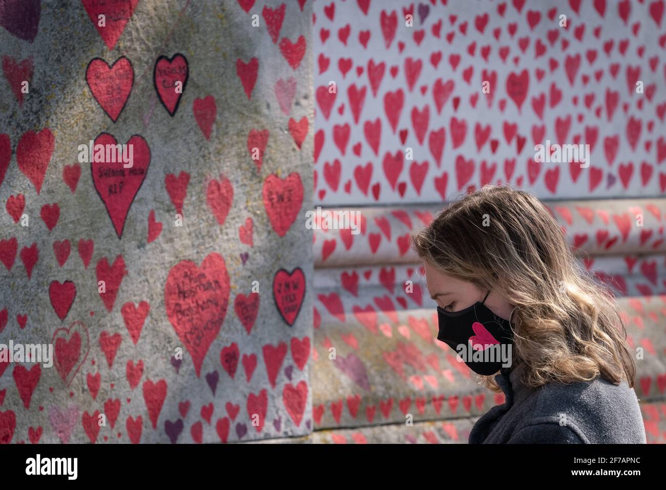 Coronavirus: National Covid Memorial Wall of Hearts, Westminster, Londra, Regno Unito. Foto Stock