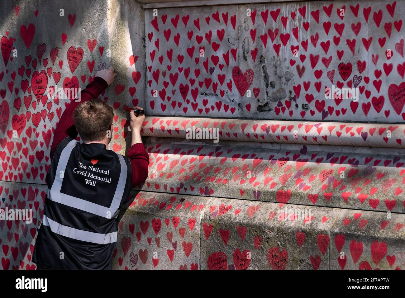 Coronavirus: National Covid Memorial Wall of Hearts, Westminster, Londra, Regno Unito. Foto Stock