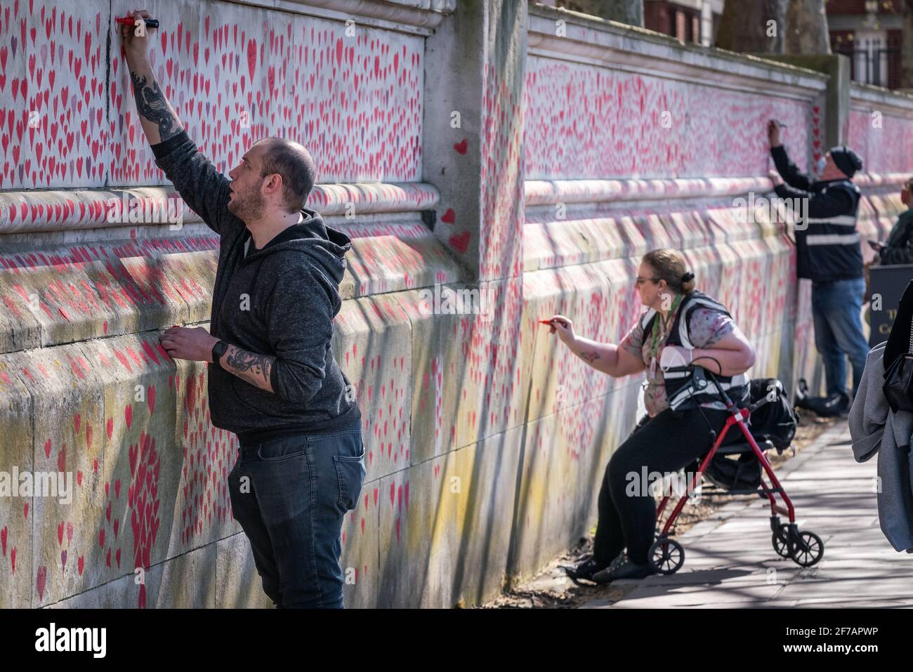 Coronavirus: National Covid Memorial Wall of Hearts, Westminster, Londra, Regno Unito. Foto Stock