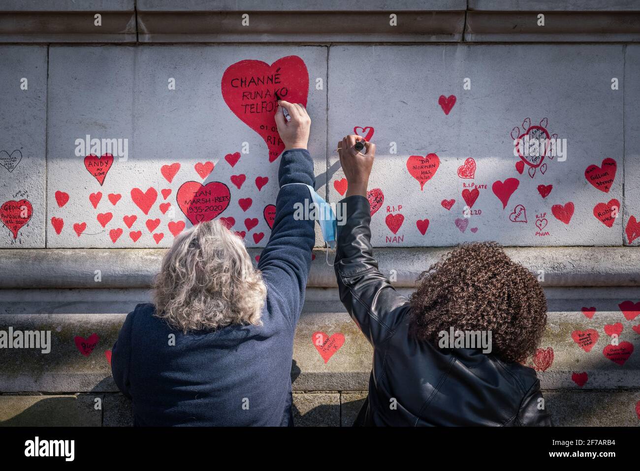Coronavirus: National Covid Memorial Wall of Hearts, Westminster, Londra, Regno Unito. Foto Stock