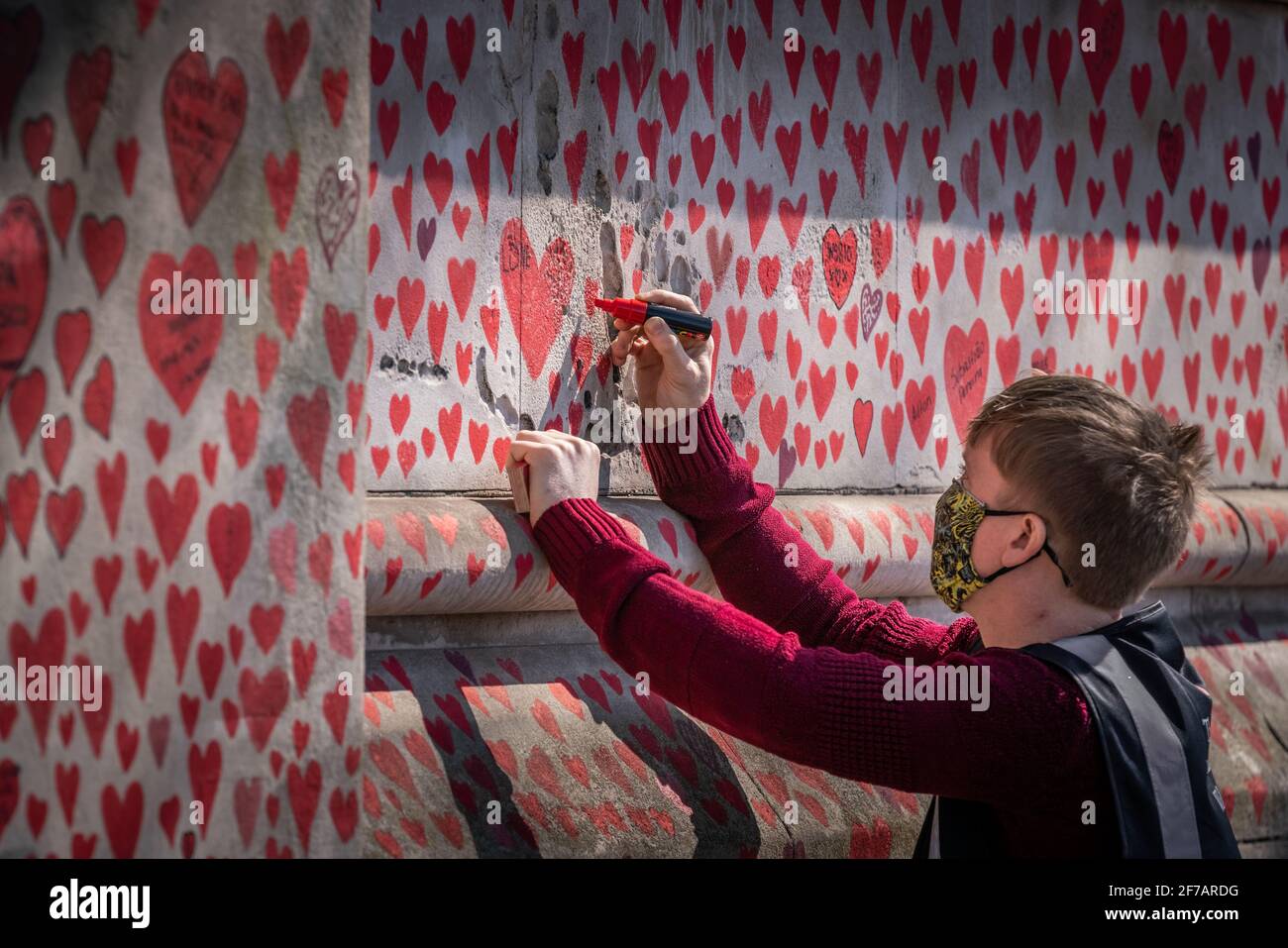 Coronavirus: National Covid Memorial Wall of Hearts, Westminster, Londra, Regno Unito. Foto Stock