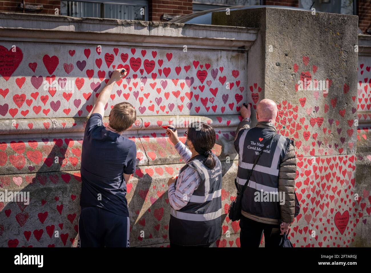 Coronavirus: National Covid Memorial Wall of Hearts, Westminster, Londra, Regno Unito. Foto Stock