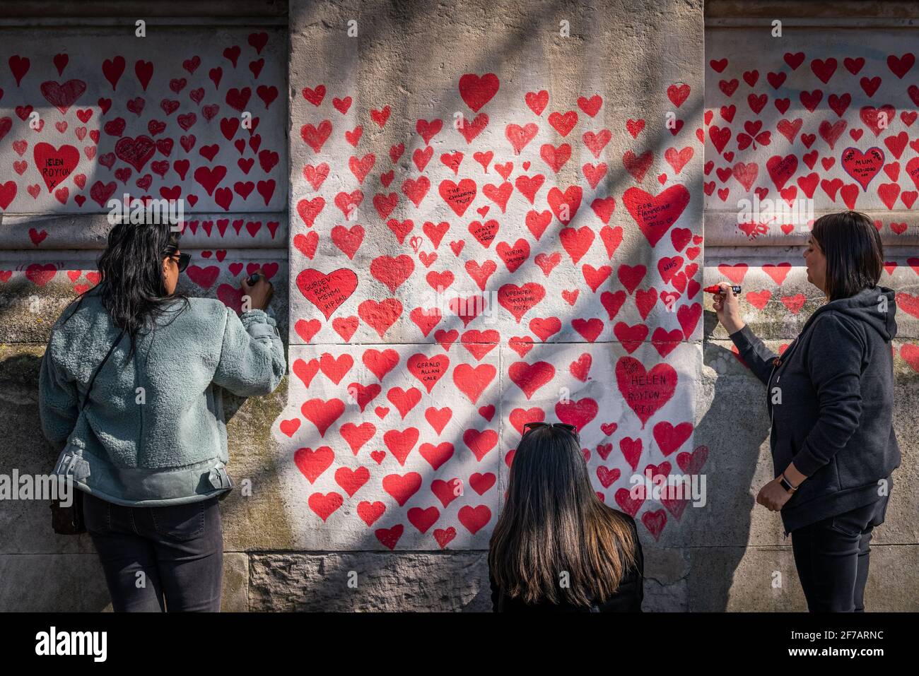 Coronavirus: National Covid Memorial Wall of Hearts, Westminster, Londra, Regno Unito. Foto Stock