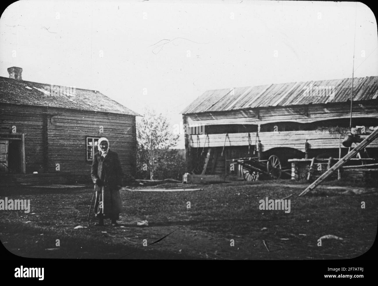 Immagine Skiopticone. Donna anziana in un'azienda agricola sconosciuta. Foto Stock