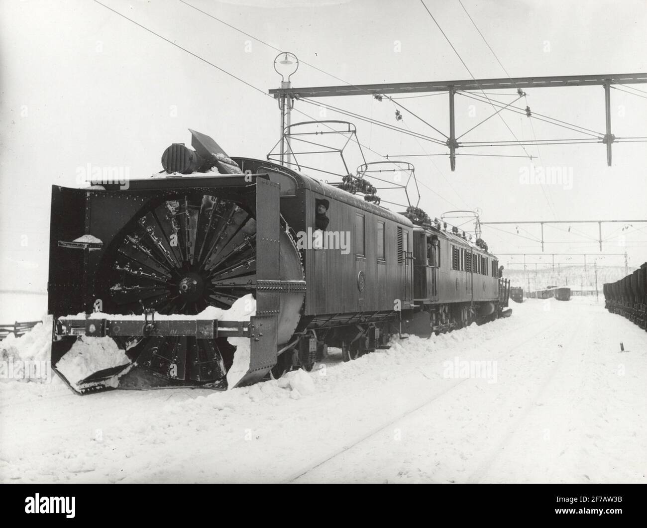 Locomotiva ad azionamento elettrico con aratro ad ala. Foto Stock