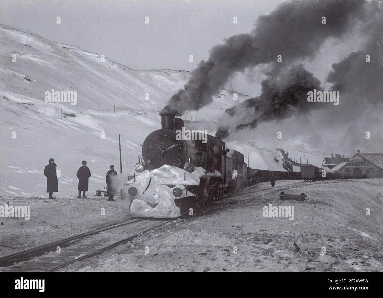 Treni Malm alla stazione nazionale di confine. La locomotiva era norvegese e apparteneva a NSB con la denominazione di tipo "tipo 19" con un sito di produzione in Svizzera. Foto Stock