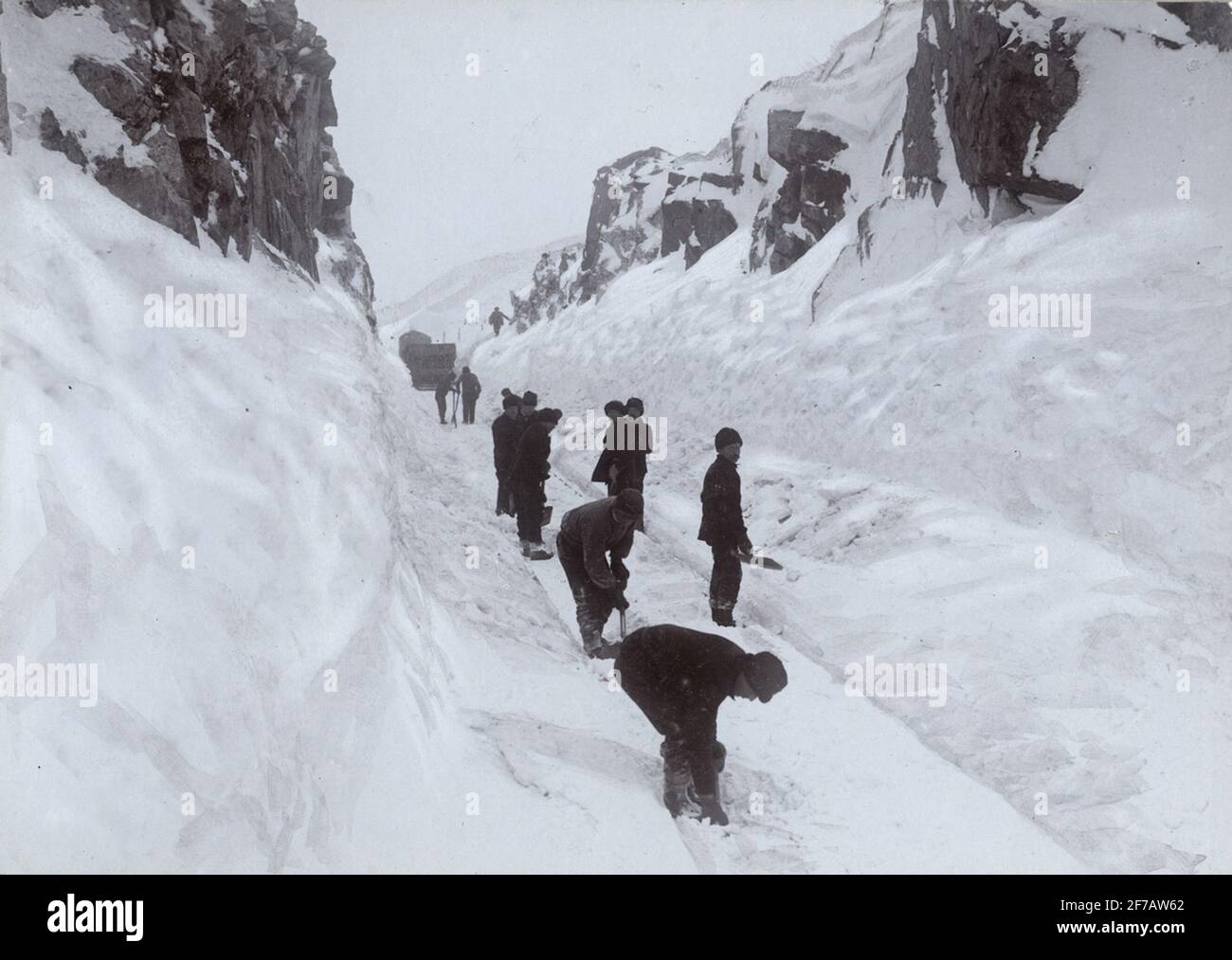 Pericolo di neve alla salsa di rame. Gli operatori ferroviari sgombrano la pista dalla neve. Foto Stock