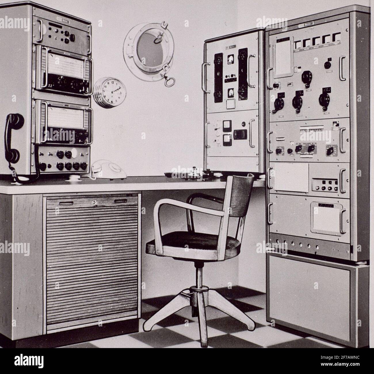 Stazione radio per imbarcazioni fornita da Standard radio & Phone AB nel  1964. Sul trasmettitore principale