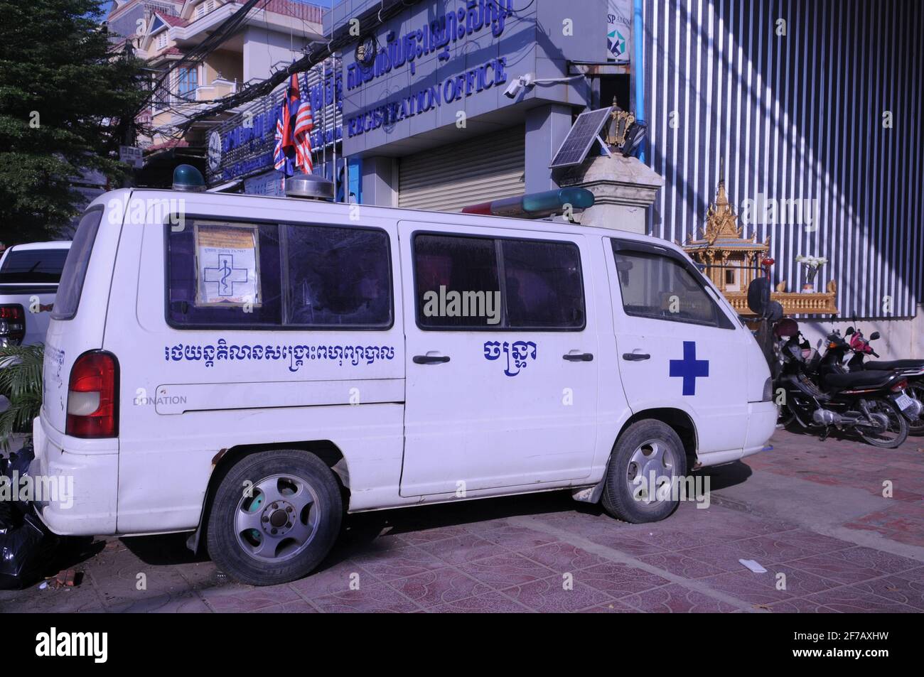 Durante un'epidemia di COVID - 19, le ambulanze sono in tutta la città. Qui un'ambulanza cambogiana attende la prossima chiamata durante la pandemia del coronavirus. Stueng Meanchey, Phnom Penh, Cambogia. © Kraig Lieb Foto Stock